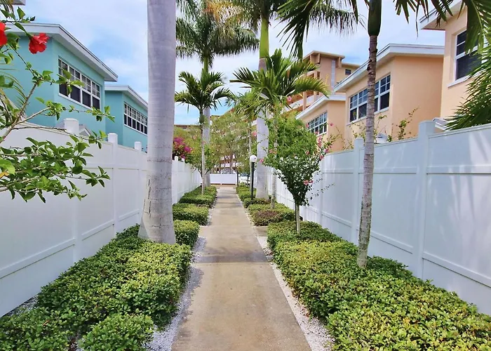 Barefoot Beach E102 Apartment *
